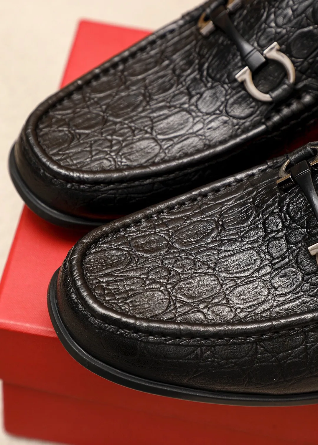 Men's shoes 💰480 💐 Product trademark: Ferragamo "Ferragamo" casual leather shoes Regular size: 38-44 (45🉑️customized) Product materials: Selected imported first-layer cowhide embossed upper + luxury hardware buckle, imported water-dyed cowhide leather lining. Strong three-dimensional visual effect, original rubber outsole Color: 2⃣️colors available